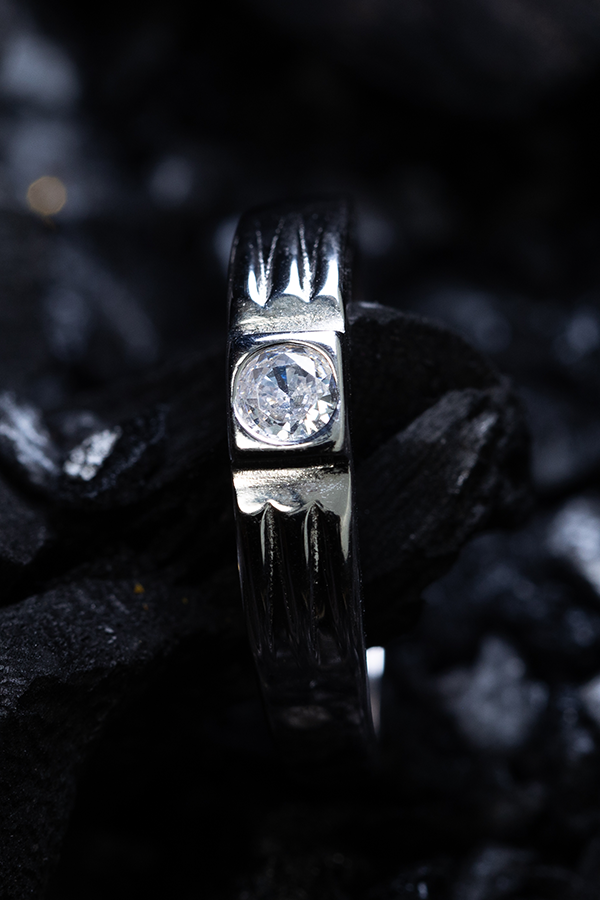 Solid engraved perl ring