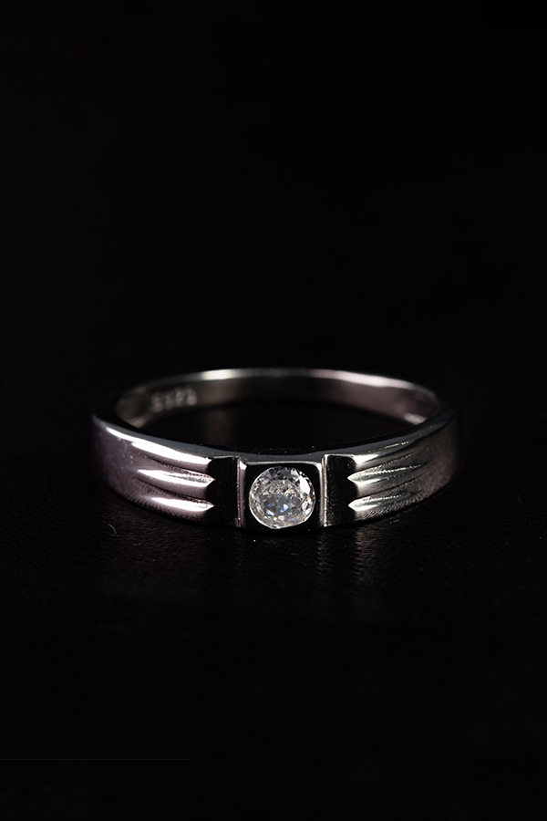 Solid engraved perl ring