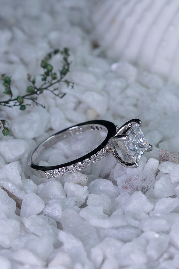Crown lily ring